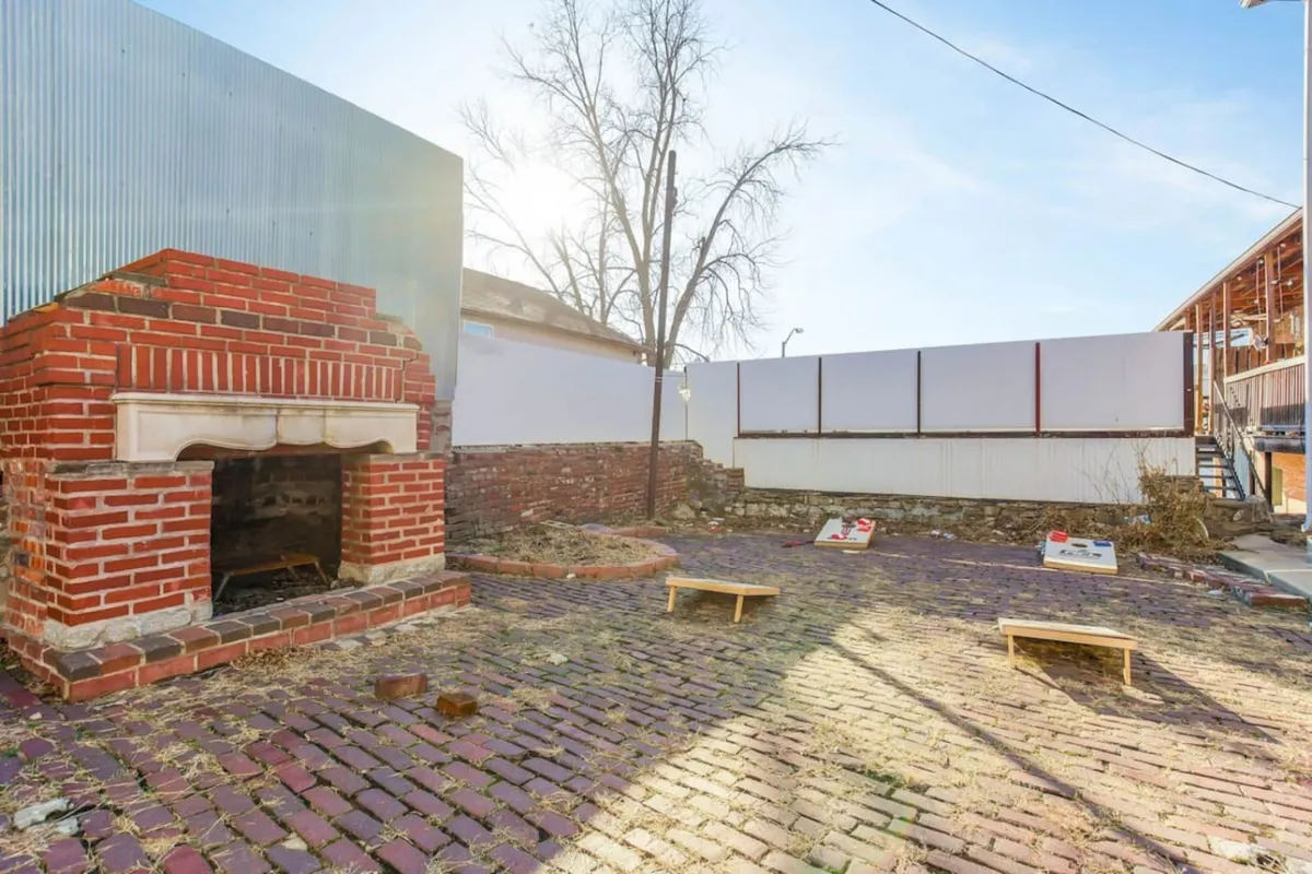 A welcoming outdoor area with a brick fireplace, space for outdoor games, and ample room for gatherings. This space is designed for barbecuing, playing games like cornhole, and socializing—perfect for making the most of Kansas City’s lively atmosphere.